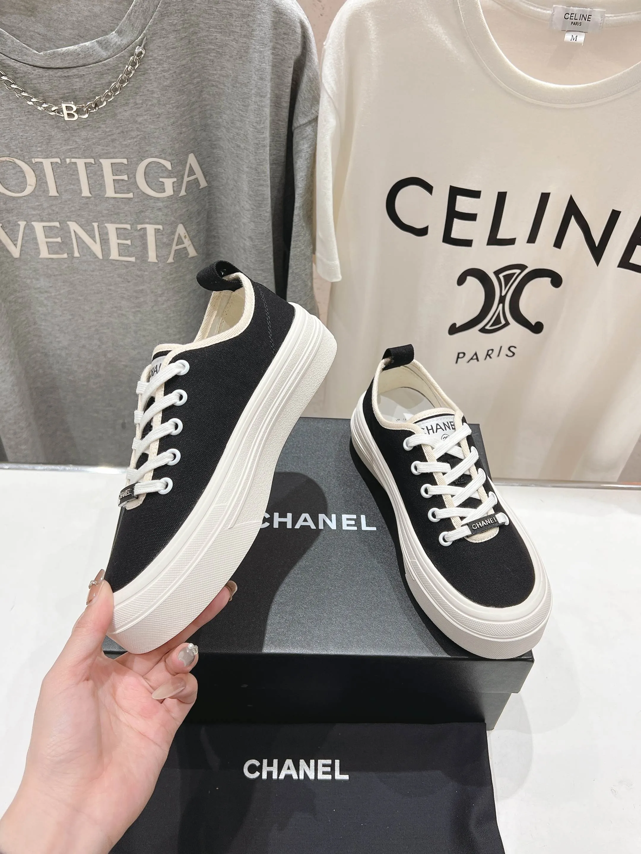 👟👟Ex-factory price 400👟👟 Chanel* Xiaoxiang 2025ss latest casual shoes, the currently super popular biscuit shoes. Internet celebrity Xiaohongshu is crazy about hot recommendations. The silly and cute style has a retro flavor! The shape is special and very recognizable. It makes your legs slimmer and longer. It is absolutely powerful. It is also very comfortable to wear. It has good looks. It is comfortable and increases your height. I must recommend it to everyone. The main feature of this year's series is minimalist style. ✔Fabric: original customized canvas. ✔Feet: water-dyed cowhide, comfortable on the feet. ✔Outsole: open-molded high-elastic rubber platform sole. ✔Number: 35-39.